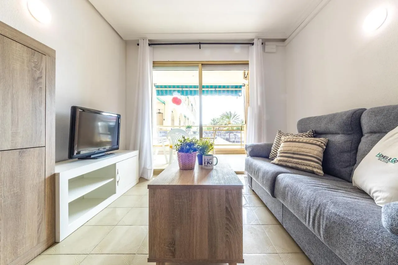 Apartamento con piscina a 250m de la playa La Pineda 0*,  España