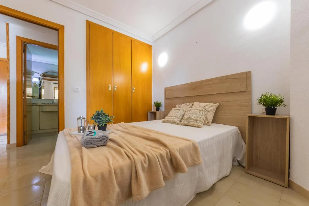 Apartamento con piscina a 250m de la playa La Pineda
